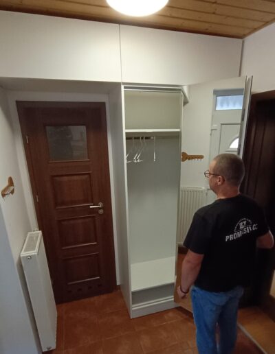 Stolařství Orlová realizace šatní skříně